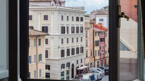 Une vue d’un immeuble à plusieurs étages, de style architectural classique, avec une entrée centrale et de nombreuses fenêtres.