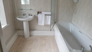 Free toiletries, towels - The White Hart Hotel (Launceston)