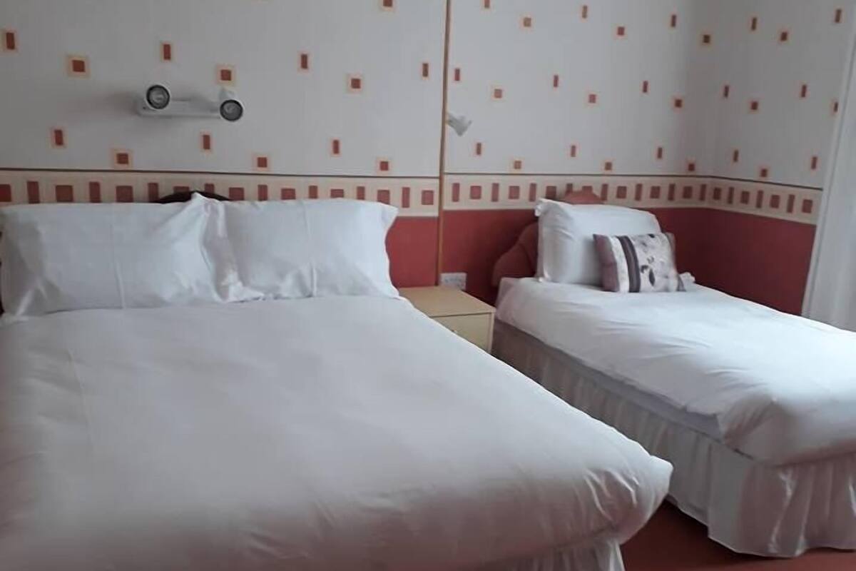Family Room | WiFi (free), bed sheets