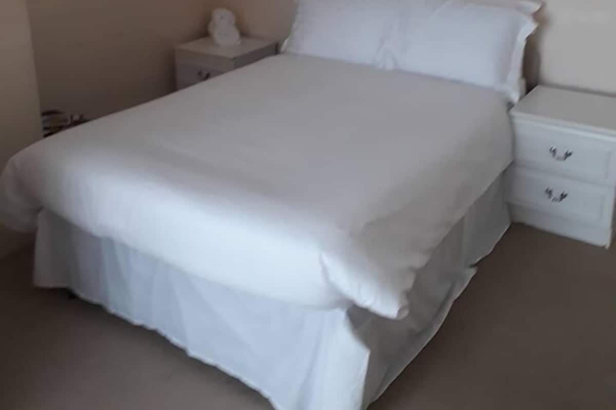 WiFi (free), bed sheets