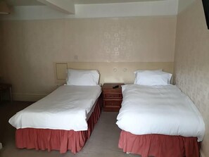 Free WiFi, bed sheets - The White Hart Hotel (Launceston)