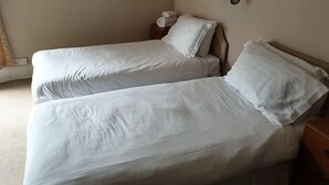 Twin Room | WiFi (free), bed sheets - The White Hart Hotel (Launceston)