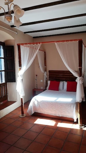 Cubrecamas, decoración personalizada, muebles diferentes y escritorio 