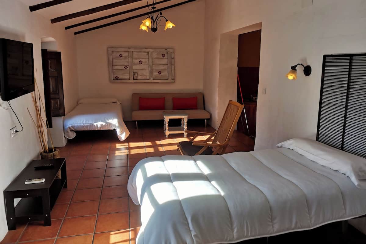 Vierbettzimmer, 1 Schlafzimmer (La uva) | Daunenbettdecken, individuell dekoriert, individuell eingerichtet