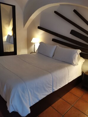 Superior Double Room, 1 Double Bed (El Cordón) | Down comforters, individually decorated, individually furnished, desk - Casa Rural La Posada de María (Malpartida de Caceres)