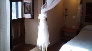 Romantic Double Room, 1 Double Bed, City View (El cordón) | Down duvets, individually decorated, individually furnished, desk