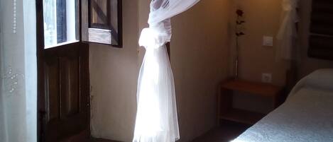 Habitación doble romántica, 1 cama matrimonial, vista a la ciudad (El Candil) | Edredón, decoración personalizada, muebles diferentes y escritorio