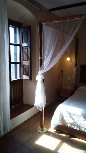 Romantic Double Room, 1 Double Bed, City View (El Candil) | Down duvets, individually decorated, individually furnished, desk - Casa Rural La Posada de María (Malpartida de Caceres)