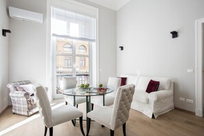 Classic-Apartment, 1 Schlafzimmer | Wohnzimmer | 55-Zoll-Flachbildfernseher mit Digitalempfang, Fernseher