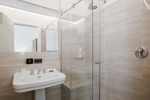 Classic Apartment, 1 Bedroom | Bathroom