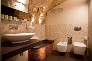 Asciugacapelli, asciugamani, sapone, shampoo