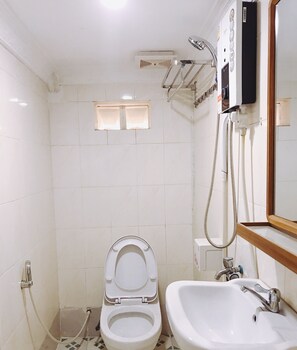 Dusche, kostenlose Toilettenartikel, Haartrockner, Hausschuhe