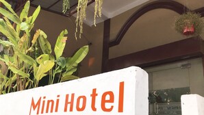 A sign for the Mini Hotel with a white background and orange lettering. - Mini Hotel (Phnom Penh)