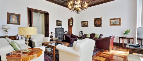 Appartement, 5 slaapkamers | Woonkamer | Een flatscreentelevisie