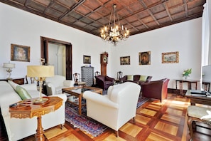 Apartment, 5 Bedrooms | Living room