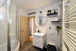 Superior Apartment Ilica | Bathroom | Shower, hair dryer, towels, soap - Apartment First Choice Ilica (Zagreb)