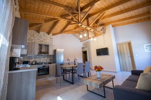 Villa, eigener Pool, Erdgeschoss | Wohnbereich | Flachbildfernseher