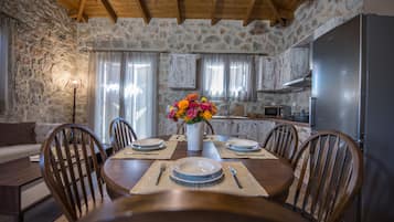 Huvila, yksityinen uima-allas, pohjakerroksessa | Ruokailu omassa huoneessa