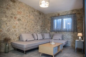 Biệt thự, hồ bơi riêng (Balcony) | Khu phòng khách | TV màn hình phẳng 