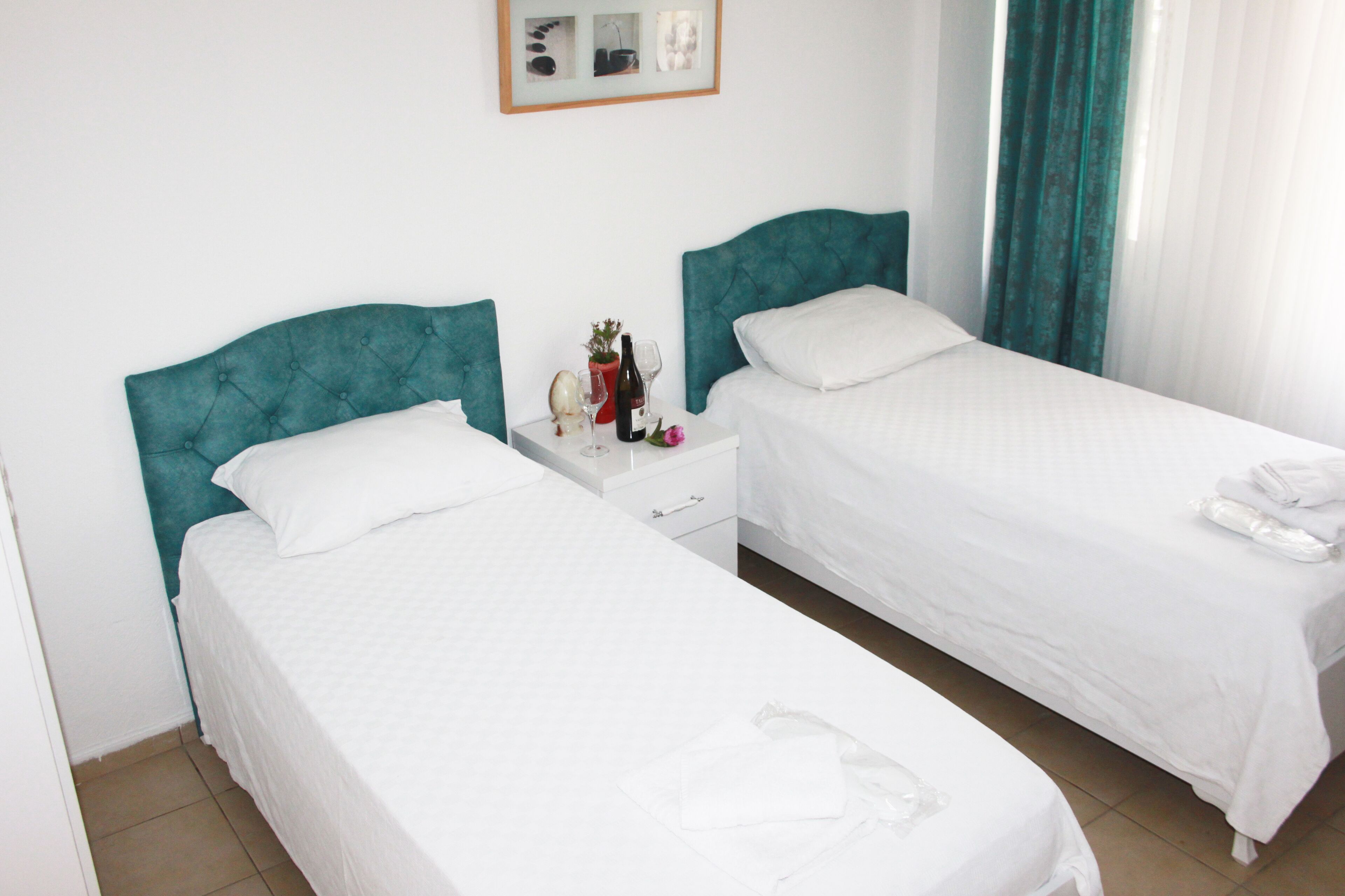 standard twin room | desk, laptop workspace, free wifi, bed sheets