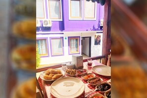 بوفيه فطور مجانًا يوميًا