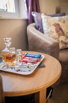 Decoración personalizada, muebles diferentes y cortinas blackout 