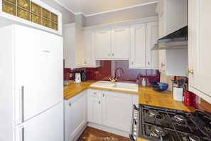 Apartment | Private kitchen | Fridge, oven, stovetop, dining tables - Duke Street City Center Apartment (Bath)