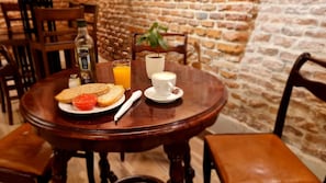 Tägliches kontinentales Frühstück (7.5 EUR pro Person)