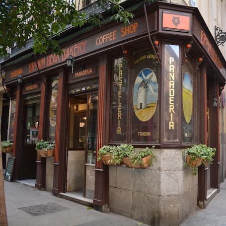 Daily continental breakfast (EUR 8 per person). Artistic B&B