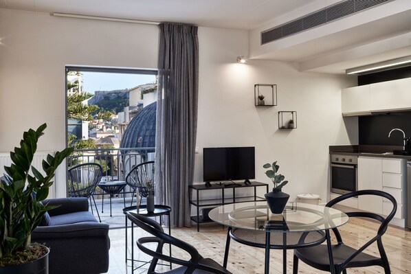 슈피리어 아파트, 킹사이즈침대 1개, 테라스 | 거실 공간 | 스마트 TV