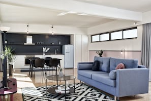 Family Maisonnette with Acropolis view and terrace | Living area - MONO Lofts (Athens)
