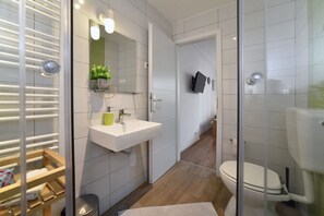 公寓 (Green) | 浴室 | 淋浴設備、吹風機、毛巾