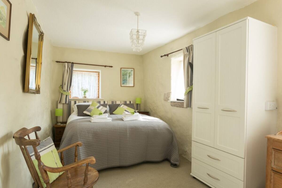 The Pump Room (Pet Friendly) | Individually decorated, individually furnished, iron/ironing board