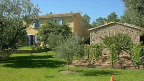 Una casa con un muro de piedra y un césped cuidado.