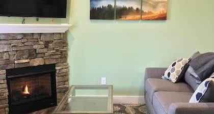 Brand new Smokies Cottage within walking distance of Downtown Waynesville