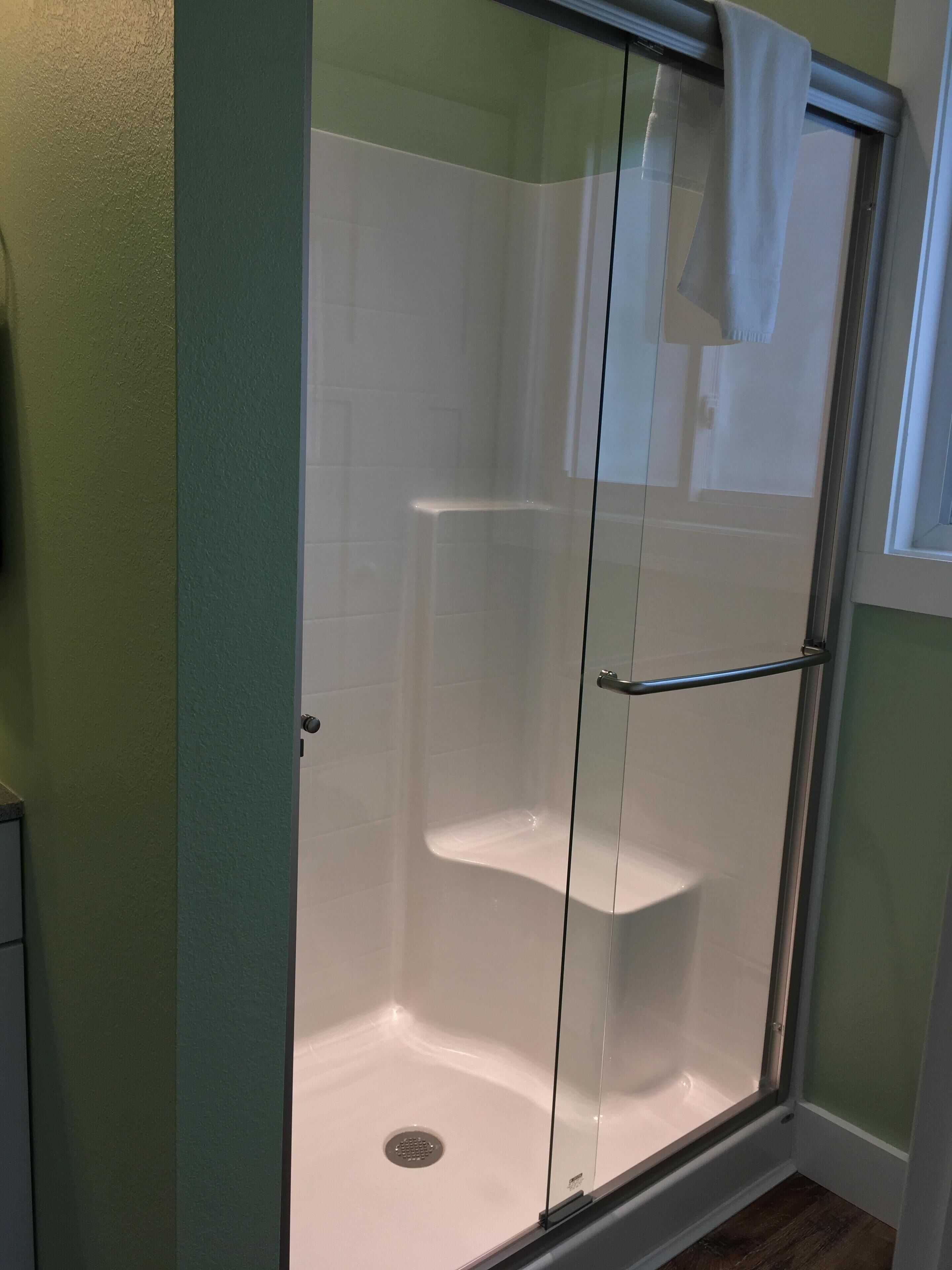 Douche, sèche-cheveux, serviettes fournies, shampoing