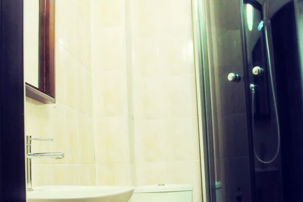 Regadera, amenidades de baño gratuitas, secadora de cabello, batas
