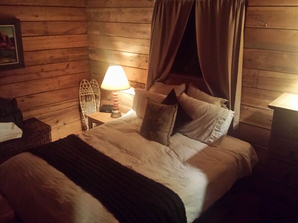 1 bedroom, WiFi, bed sheets - Seven Springs Cabin - Luna Chalet - Authentic, Pet Friendly Log Cabin (Champion)