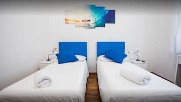 Habitación clásica con 1 cama matrimonial o 2 individuales | Escritorio, insonorización, wifi gratis y ropa de cama