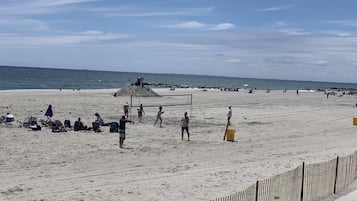Na praia, espreguiçadeiras, toalhas de praia