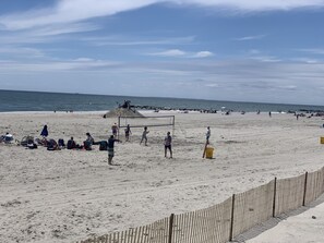Aan het strand, ligstoelen aan het strand, strandlakens