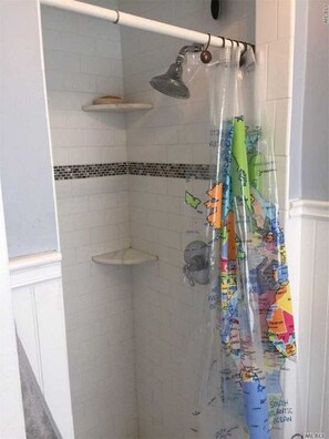 Dusche, Handtücher, Seife, Toilettenpapier