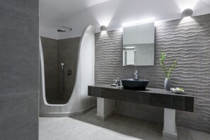 Shower, free toiletries, hair dryer, slippers - For All Seasons Mansion (Santorini)