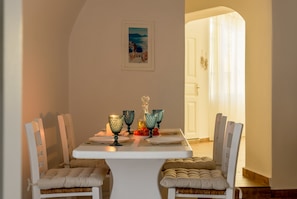 Superior-Apartment, Meerblick (Cave) | Essbereich im Zimmer