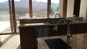 Villa de lujo (4 Bedrooms) | Cocina privada | Microondas, lavavajillas, cafetera y tetera y tetera eléctrica