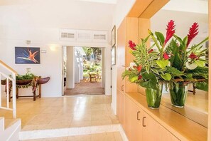 Living area - Villa Ana (Honolulu)
