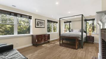 7 bedrooms, minibar, iron/ironing board, free WiFi