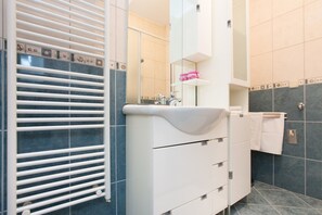 Huoneisto | Kylpyhuone | Kylpyamme, syvä kylpyamme, ilmaiset hygieniatuotteet, hiustenkuivaaja