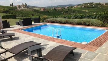 Piscina stagionale all'aperto, ombrelloni da piscina, lettini