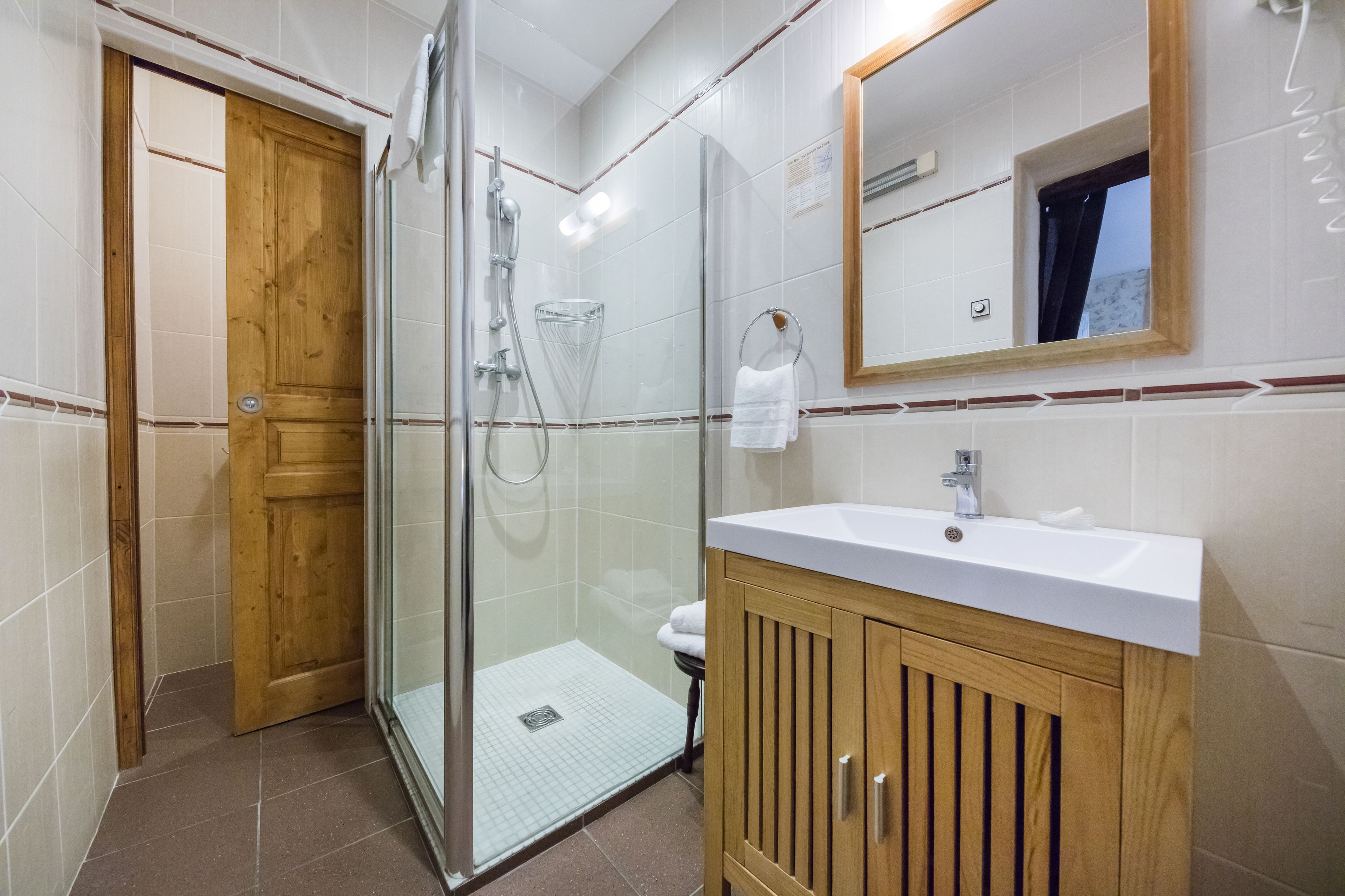 double room (plaisance) | bathroom | deep-soaking bathtub, free toiletries, hair dryer, slippers